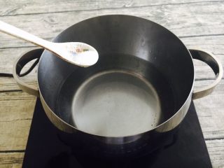 11、鹌鹑蛋空心面,放入半小勺盐