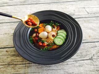 21、鹌鹑蛋空心面,放入少许油炸花生米