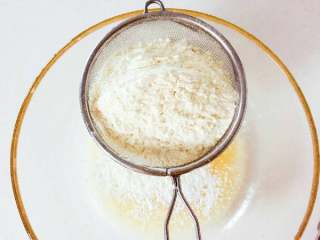 3、宝宝辅食：宝宝版咪咪虾条—想不想试试妈妈小时候的零食呢！24M+,筛入虾粉、低筋粉、玉米淀粉，混合在一起筛即可。