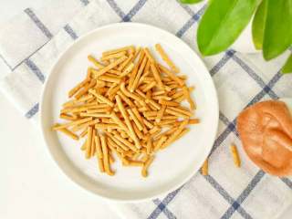 5、宝宝辅食：宝宝版咪咪虾条—想不想试试妈妈小时候的零食呢！24M+,宝宝吃，没有加泡打粉，还是比较松脆滴哦！