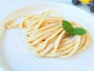 7、宝宝辅食：宝宝版咪咪虾条—想不想试试妈妈小时候的零食呢！24M+,如果当成面条吃，会很鲜美，建议现做现吃。