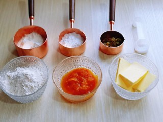 2、香酥仿真南瓜小饼干,将所有食材按照列表称好。(黄油提前从冰箱取出，室温软化)