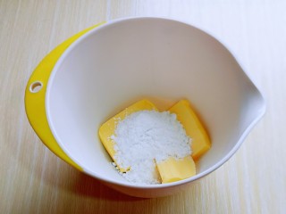 3、香酥仿真南瓜小饼干,将软化好的黄油，放入较深的器具中，加入糖粉。