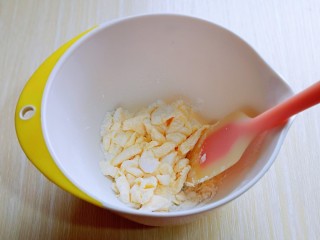 4、香酥仿真南瓜小饼干,用硅胶铲搅拌均匀。(这样可以避免启动电动打蛋器时糖粉飞扬)