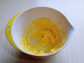 5、香酥仿真南瓜小饼干,启动电动打蛋器，低速将黄油打至蓬松状态。