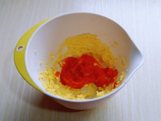 6、香酥仿真南瓜小饼干,加入南瓜泥，盐，启动电动打蛋器，打至黄油与南瓜泥融合。