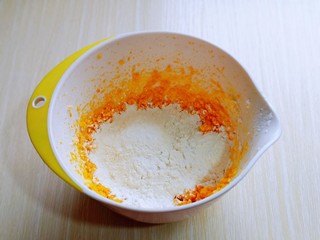 7、香酥仿真南瓜小饼干,筛入低筋面粉与玉米淀粉，翻拌均匀，至无干粉。