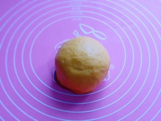 8、香酥仿真南瓜小饼干,再揉成面团，盖上保鲜膜，醒10分钟。