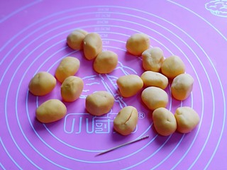 9、香酥仿真南瓜小饼干,醒好呢面团分成等份的小面团。(每个面团约12g，可以根据个人喜欢选择大小)