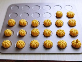 12、香酥仿真南瓜小饼干,依次将面团做好，摆放在烤盘中。