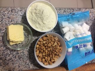 1、牛轧糖,准备好所有材料，准确称量，花生仁要炒熟，我炒的有点火大，但是做出来吃的时候非常香。