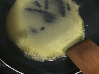 2、牛轧糖,黄油切小块用小火融化，我用的电磁炉100度