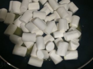 3、牛轧糖,倒入棉花糖，依旧小火融化，100度有点慢，升到了300度，经常翻着点，别让黄油焦糊了