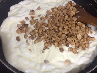 4、牛轧糖,调到100度，倒入奶粉和花生仁，然后一起搅拌