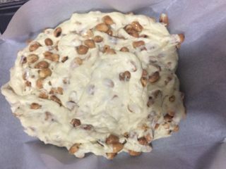 5、牛轧糖,搅拌匀又不粘手的状态就可以出锅了