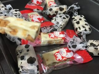 8、牛轧糖,放凉后包上糖纸就ok啦