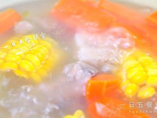 2、胡萝卜莲藕排骨汤  宝宝辅食，鲜甜营养,小火炖1小时—1.5小时。如果是高压锅会快一半时间，但没这样炖出来的香。