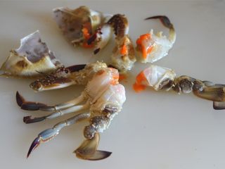 11、奶油南瓜螃蟹汤,摘去不可吃的部分后，斩块