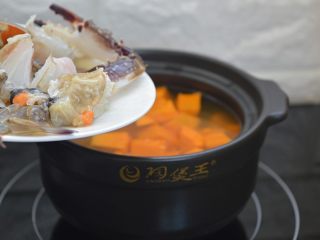 12、奶油南瓜螃蟹汤,把烧开煮烂的南瓜用勺碾碎，依次放入生姜、土豆、南瓜