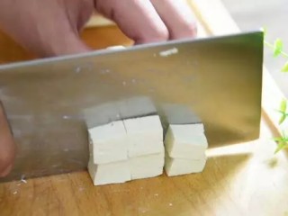 1、这碗汤健脾、清热、益气养血，产妇最应该多吃！,豆腐切小块备用