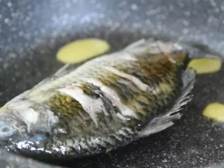 4、这碗汤健脾、清热、益气养血，产妇最应该多吃！,煎至两面微微金黄