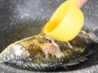 5、这碗汤健脾、清热、益气养血，产妇最应该多吃！,淋上料酒去腥