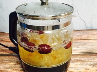 12、红枣桃胶桂圆汤～养生壶版,盖上盖子调在1档煮10分钟后再调到2档煮5分钟，此时的桃胶已经晶莹剔透，琥珀色泽！