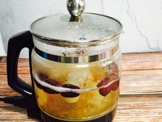 15、红枣桃胶桂圆汤～养生壶版,同样也是2档的火候煮5分钟即可关掉电源