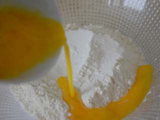 3、杏仁酥,加入40克鸡蛋液。