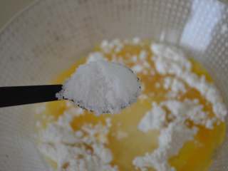 6、杏仁酥,60克白砂糖。