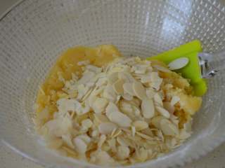 11、杏仁酥,加60克杏仁片。