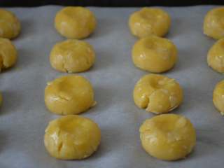 16、杏仁酥,都刷好了。