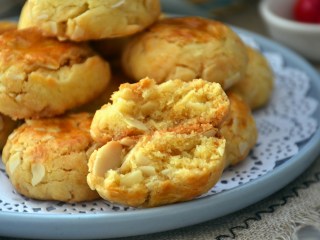 19、杏仁酥,掰开看看内容，满满的杏仁片。