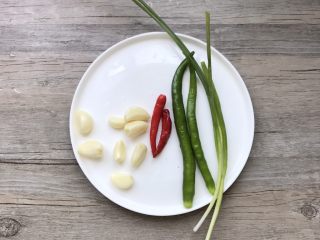 2、凉拌香辣皮蛋,配料：蒜瓣8个青红椒各两个、葱2根