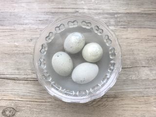 5、凉拌香辣皮蛋,皮蛋煮好放凉水里浸泡一下再剥壳