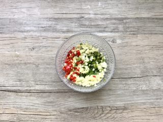 6、凉拌香辣皮蛋,准备酱汁：葱蒜辣椒混合