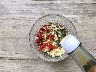 9、凉拌香辣皮蛋,香油少许