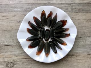 13、凉拌香辣皮蛋,皮蛋一分为四或者六份摆盘