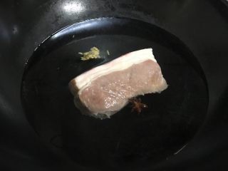 1、地方菜-蒜泥白肉,将猪肉放锅里，加入冷水，料酒，姜和一个八角。大火烧开后继续中小火煮至猪肉熟透即可。