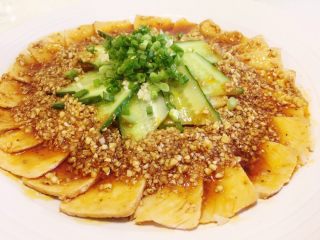 9、地方菜-蒜泥白肉,撒上葱花即可。