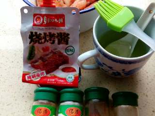 1、电饼铛烤鸡翅,所需食材