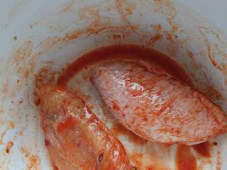 2、电饼铛烤鸡翅,把鸡翅洗净，为了入味在翅上划两刀，把所有煨料放入鸡翅拌好，煨制10分钟，这是补拍的????还剩两个准备明天早点在烤