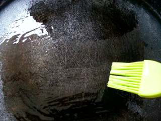 3、电饼铛烤鸡翅,把电饼档刷油