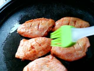 4、电饼铛烤鸡翅,在把鸡翅放好，上面在刷层油