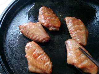 6、电饼铛烤鸡翅,烤好把鸡翅翻盖在烤两分钟