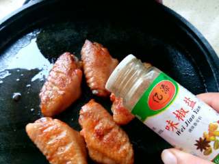 7、电饼铛烤鸡翅,最后在撒上椒盐粉，孜然粉，在烤制一分钟