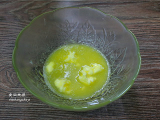 2、炼乳脆饼干,黄油隔着热水溶化；