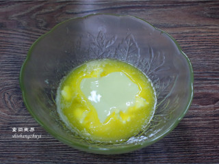 3、炼乳脆饼干,搅拌均匀后加入炼乳；