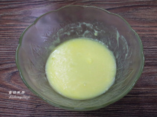 4、炼乳脆饼干,倒入砂糖后搅打至均匀；