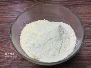 5、炼乳脆饼干,倒入低筋面粉；